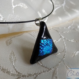 Fekete háromszög türkiz négyzettel, minimal design - egyedi üvegékszer medál  - ékszer - ékszerszett - Meska.hu