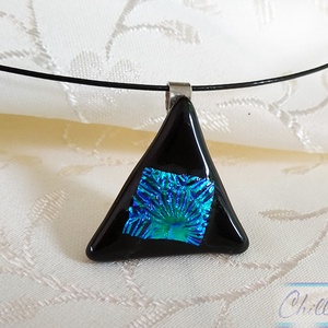Fekete háromszög türkiz négyzettel, minimal design - egyedi üvegékszer medál  - Meska.hu
