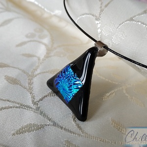 Fekete háromszög türkiz négyzettel, minimal design - egyedi üvegékszer medál  - ékszer - ékszerszett - Meska.hu