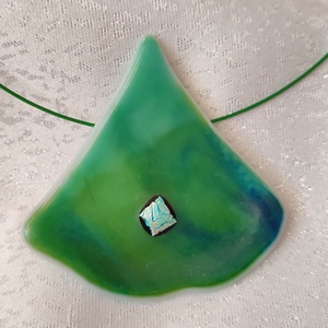 Zöld gingko levél - nagy méretű dichroic üvegékszer medál és lógós fülbevaló  - ékszer - nyaklánc - medálos nyaklánc - Meska.hu