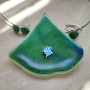Zöld gingko levél - nagy méretű dichroic üvegékszer medál és lógós fülbevaló  - ékszer - nyaklánc - medálos nyaklánc - Meska.hu