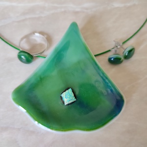 Zöld gingko levél - nagy méretű dichroic üvegékszer medál és lógós fülbevaló  - ékszer - nyaklánc - medálos nyaklánc - Meska.hu