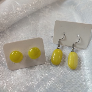 Sárga antiallergén üvegékszer lógós és pötty fülbevaló - ékszer - fülbevaló - lógó fülbevaló - Meska.hu