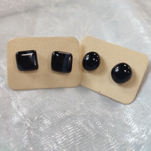 Fekete pötty és négyzet antiallergén üvegékszer pötty fülik, Ékszer, Fülbevaló, Pötty fülbevaló, Ékszerkészítés, Üvegművészet, MESKA