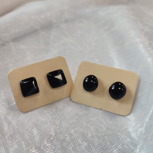 Fekete pötty és négyzet antiallergén üvegékszer pötty fülik - ékszer - fülbevaló - pötty fülbevaló - Meska.hu
