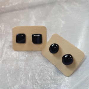 Fekete pötty és négyzet antiallergén üvegékszer pötty fülik - ékszer - fülbevaló - pötty fülbevaló - Meska.hu