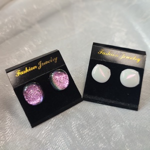 Csillogó feher és rózsaszín dichroic antiallergén üvegékszer pötty fülik - ékszer - fülbevaló - pötty fülbevaló - Meska.hu