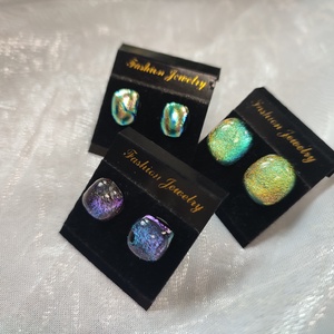 3 Csillogó zöld, lila, színjátszó dichroic antiallergén üvegékszer pötty fülik - ékszer - fülbevaló - pötty fülbevaló - Meska.hu