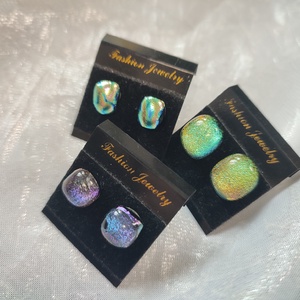 3 Csillogó zöld, lila, színjátszó dichroic antiallergén üvegékszer pötty fülik - ékszer - fülbevaló - pötty fülbevaló - Meska.hu