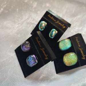 3 Csillogó zöld, lila, színjátszó dichroic antiallergén üvegékszer pötty fülik - ékszer - fülbevaló - pötty fülbevaló - Meska.hu