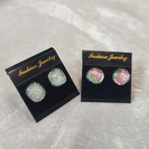 Csillogó ezüst és rózsaszín dichroic antiallergén üvegékszer pötty fülik - ékszer - fülbevaló - pötty fülbevaló - Meska.hu