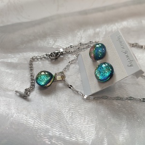 Pici zöldeskék dichroic antiallergén üvegékszer csatos füli és medál  - ékszer - ékszerszett - Meska.hu