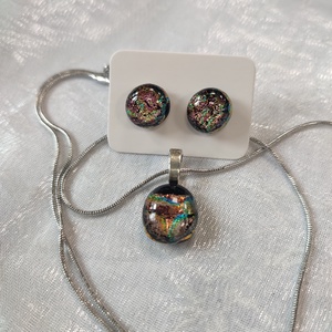 Csillogó színjátszó dichroic antiallergén üvegékszer, pötty füli és medál  - ékszer - ékszerszett - Meska.hu