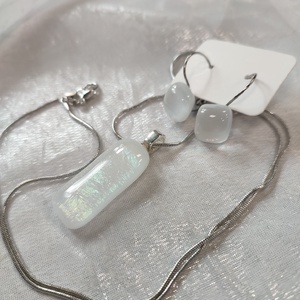 Rózsaszínes, zöldes fénnyel csillogó fehér antiallergén üvegékszer, csatos füli és medál , Ékszer, Ékszerszett, Ékszerkészítés, Üvegművészet, MESKA