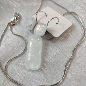 Rózsaszínes, zöldes fénnyel csillogó fehér antiallergén üvegékszer, csatos füli és medál  - ékszer - ékszerszett - Meska.hu