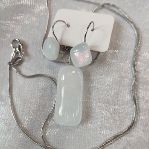 Rózsaszínes, zöldes fénnyel csillogó fehér antiallergén üvegékszer, csatos füli és medál  - ékszer - ékszerszett - Meska.hu