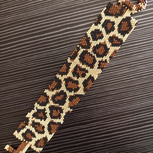 Leopárdmintás karkötő - ékszer - karkötő - gyöngyös karkötő - Meska.hu