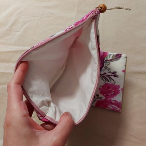 Virágos steppelt neszesszer, szütyő, neszi zsebkendőtartóval - táska & tok - neszesszer - Meska.hu