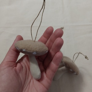 Plüss gomba karácsonyfadísz szett - karácsony - karácsonyi lakásdekoráció - karácsonyfadíszek - Meska.hu