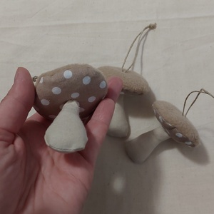 Plüss gomba karácsonyfadísz szett - karácsony - karácsonyi lakásdekoráció - karácsonyfadíszek - Meska.hu