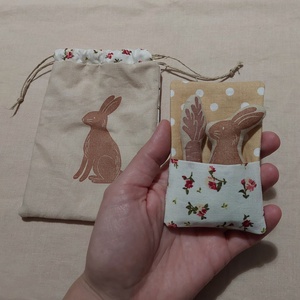 Húsvéti mini nyuszi plüss répával szütyőben - játék & sport - plüssállat & játékfigura - nyuszi - Meska.hu