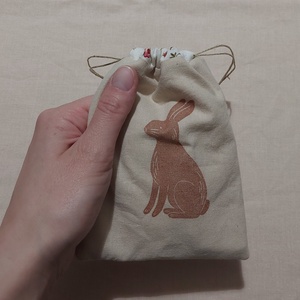 Húsvéti mini nyuszi plüss répával szütyőben - játék & sport - plüssállat & játékfigura - nyuszi - Meska.hu