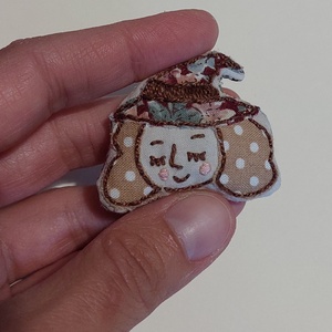 Boszorkány hímzett textil bross, kitűző - ékszer - kitűző és bross - Meska.hu