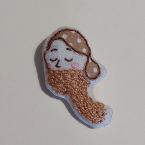 Sálas lány hímzett textil bross, kitűző - Meska.hu