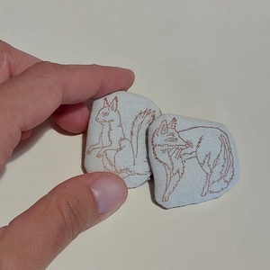 Mókus és róka hímzett textil bross, kitűző szett - ékszer - kitűző és bross - Meska.hu