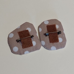Mókus és róka hímzett textil bross, kitűző szett - ékszer - kitűző és bross - Meska.hu