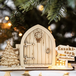 Manóház ajtó, Karácsony, Karácsonyi lakásdekoráció, Karácsonyi manók, figurák, Famegmunkálás, Gravírozás, pirográfia, MESKA