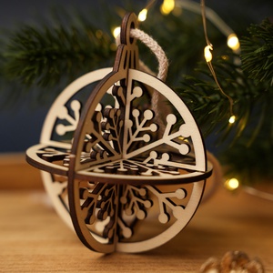 Lézervágott 3D-s egyedi, különleges karácsonyfadísz - gömb (bogyós hópehely), Karácsony, Karácsonyi lakásdekoráció, Karácsonyfadíszek, Famegmunkálás, Gravírozás, pirográfia, MESKA