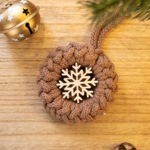 Horgolt karácsonyfadísz kereszt/csavart mintával fa hópehellyel, Karácsony, Karácsonyi lakásdekoráció, Karácsonyfadíszek, Famegmunkálás, Horgolás, MESKA