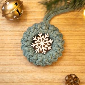 Horgolt karácsonyfadísz kereszt/csavart mintával fa hópehellyel - karácsony - karácsonyi lakásdekoráció - karácsonyfadíszek - Meska.hu