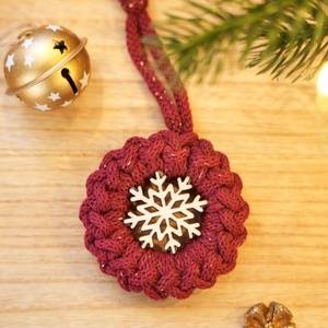 Horgolt karácsonyfadísz kereszt/csavart mintával fa hópehellyel - karácsony - karácsonyi lakásdekoráció - karácsonyfadíszek - Meska.hu