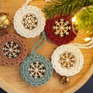 Horgolt karácsonyfa dísz fa hópehellyel - karácsony - karácsonyi lakásdekoráció - karácsonyfadíszek - Meska.hu