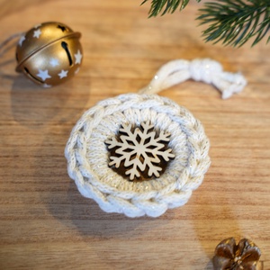 Horgolt karácsonyfa dísz fa hópehellyel - karácsony - karácsonyi lakásdekoráció - karácsonyfadíszek - Meska.hu