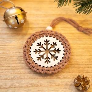 Fa alapra készített horgolt karácsonyfadísz - hópehely - Meska.hu