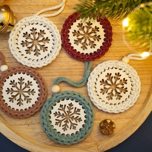 Fa alapra készített horgolt karácsonyfadísz - hópehely - karácsony - karácsonyi lakásdekoráció - karácsonyfadíszek - Meska.hu