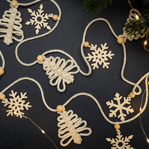 Karácsonyi girland makramé fenyőfával és fa hópelyhekkel, Karácsony, Karácsonyi lakásdekoráció, Karácsonyfadíszek, Csomózás, Famegmunkálás, MESKA