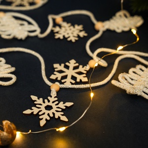 Karácsonyi girland makramé fenyőfával és fa hópelyhekkel - karácsony - karácsonyi lakásdekoráció - karácsonyfadíszek - Meska.hu