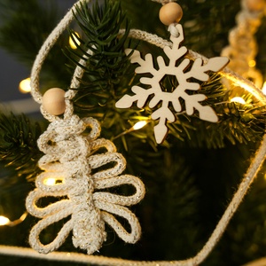 Karácsonyi girland makramé fenyőfával és fa hópelyhekkel - karácsony - karácsonyi lakásdekoráció - karácsonyfadíszek - Meska.hu