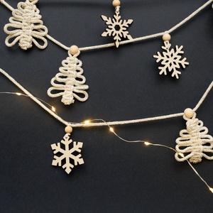 Karácsonyi girland makramé fenyőfával és fa hópelyhekkel - karácsony - karácsonyi lakásdekoráció - karácsonyfadíszek - Meska.hu