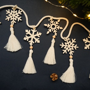 Karácsonyi girland makramé girland hópelyhekkel, Karácsony, Karácsonyi lakásdekoráció, Karácsonyfadíszek, Csomózás, Famegmunkálás, MESKA