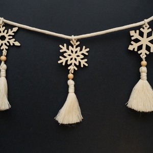 Karácsonyi girland makramé girland hópelyhekkel - karácsony - karácsonyi lakásdekoráció - karácsonyfadíszek - Meska.hu