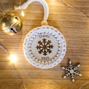 Személyre szabható egyedi névvel feliratozható horgolt karácsonyfadísz, Karácsony, Karácsonyi lakásdekoráció, Karácsonyfadíszek, Famegmunkálás, Horgolás, MESKA