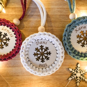 Személyre szabható egyedi névvel feliratozható horgolt karácsonyfadísz - karácsony - karácsonyi lakásdekoráció - karácsonyfadíszek - Meska.hu