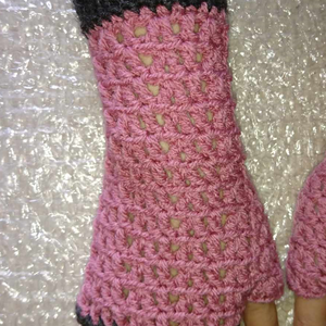 Horgolt kötött szürke rózsaszín egyujjas kesztyű - ruha & divat - sál, sapka, kendő - kesztyű - Meska.hu