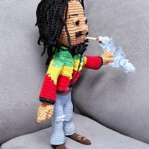 Amigurumi technikával horgolt Bob Marley énekes  - otthon & életmód - dekoráció - asztal és polc dekoráció - horgolt & csipketerítő - Meska.hu