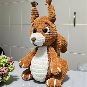 Amigurumi horgolt Mókus zsenília fonalból , Játék & Sport, Plüssállat & Játékfigura, Más figura, Horgolás, MESKA